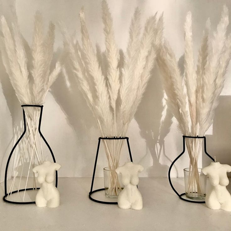 Details On Outline Vase With Pampas Grass